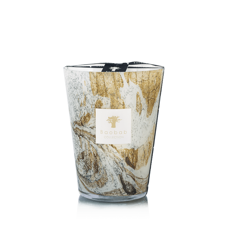 Vela en vaso de vidrio con diseño marmoleado y tapa negra, con etiqueta