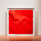 Cuadro de aluminio lacado rojo con marco blanco y patrón de puntos decorativos