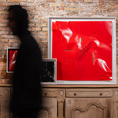 Cuadro de aluminio lacado rojo con marco blanco y formas abstractas de puntos