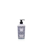 Loción corporal Gentlemen: frasco blanco con bomba negra y patrón geométrico azul.