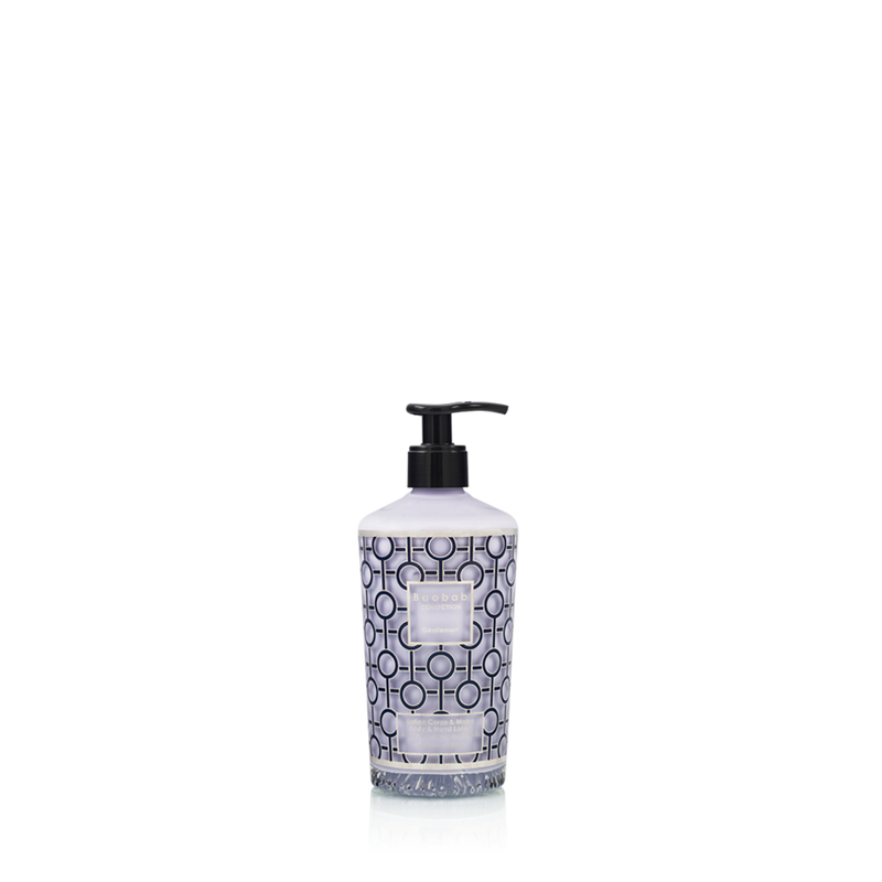 Loción corporal Gentlemen: frasco blanco con bomba negra y patrón geométrico azul.