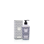 Loción corporal Gentlemen: frasco blanco con bomba negra y etiqueta central, patrón azul.