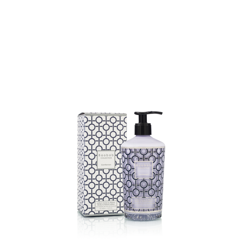 Loción corporal Gentlemen: frasco blanco con bomba negra y etiqueta central, patrón azul.