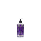 Gel de manos en botella morada con dosificador negro y etiqueta geométrica.