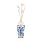 Difusor de aroma Baobab con varillas de madera y frasco azul con patrón geométrico
