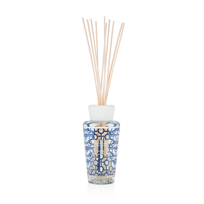 Difusor de aroma Baobab con varillas de madera y frasco azul con patrón geométrico