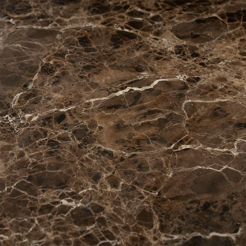 Encimera de mármol marrón oscuro con vetas claras