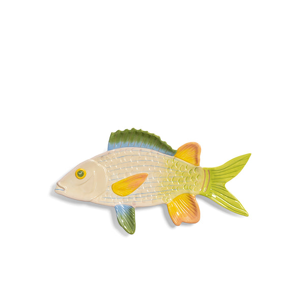 Plato en forma de pez, blanco con detalles verdes y amarillos.