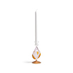 Candelabro de cristal con pez y vela blanca; cuerpo blanco con detalles rosa y amarillo, base