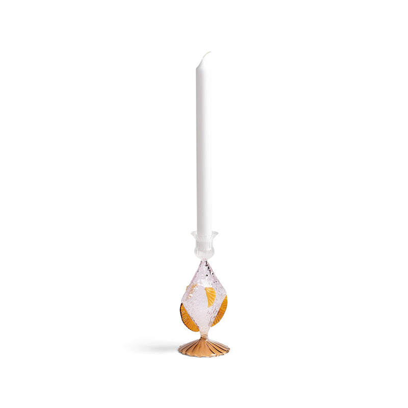 Candelabro de cristal con pez y vela blanca; cuerpo blanco con detalles rosa y amarillo, base