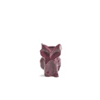 Jarrón de cerámica con forma de búho, acabado morado, vista frontal