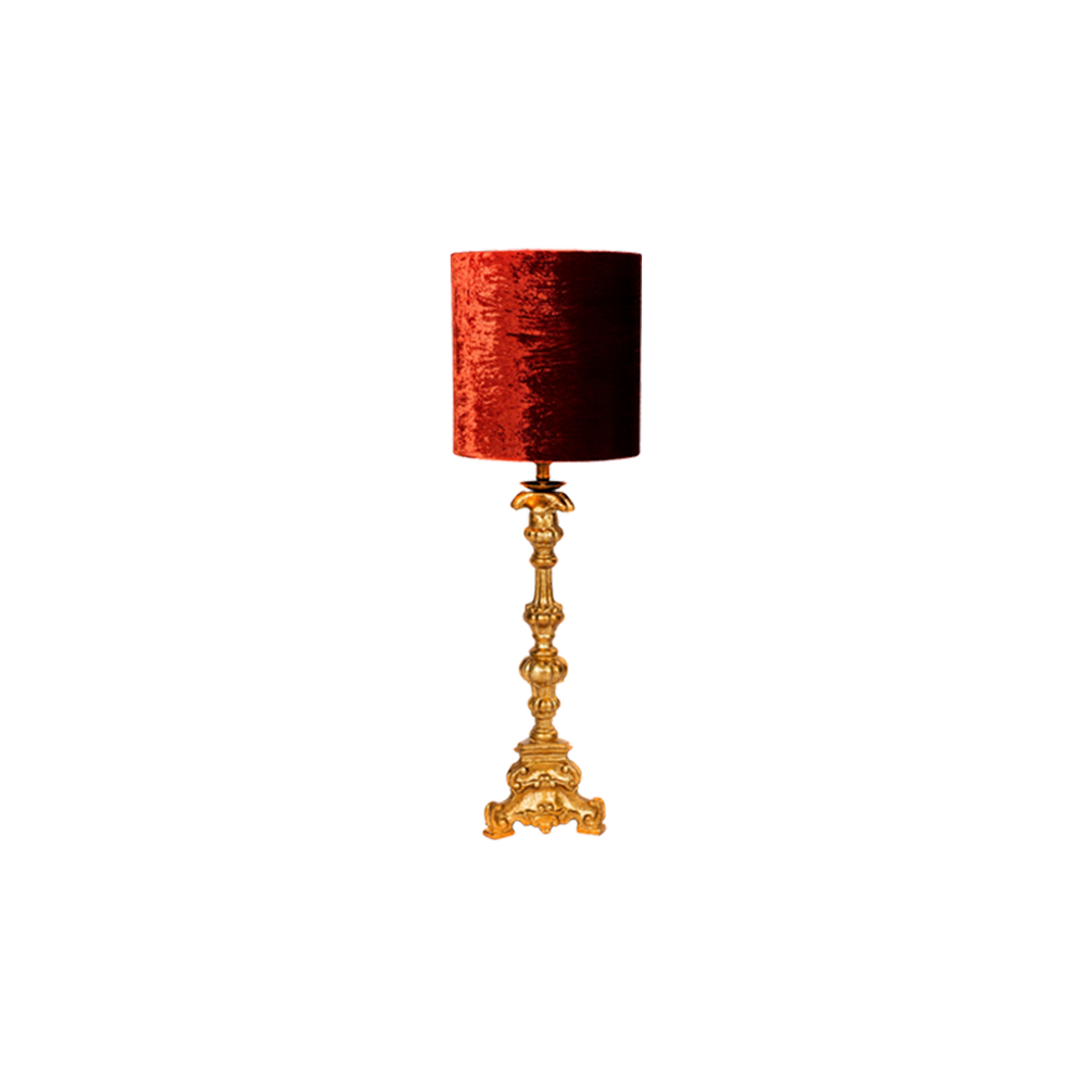Lámpara de sobremesa con pantalla cilíndrica roja y base dorada ornamentada