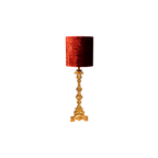Lámpara de sobremesa con pantalla cilíndrica roja y base dorada ornamentada