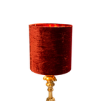 Lámpara de sobremesa con pantalla cilíndrica roja y pie dorado decorativo