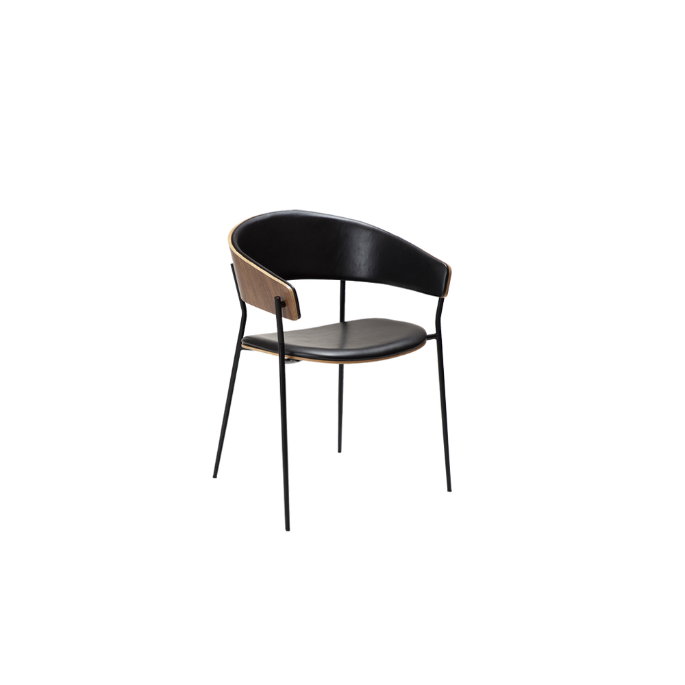 Silla con respaldo y asiento de piel negra y patas metálicas.