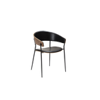 Silla con respaldo y asiento de piel negra y patas metálicas.