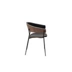 Silla con respaldo de madera y asiento de piel negra, patas metálicas.