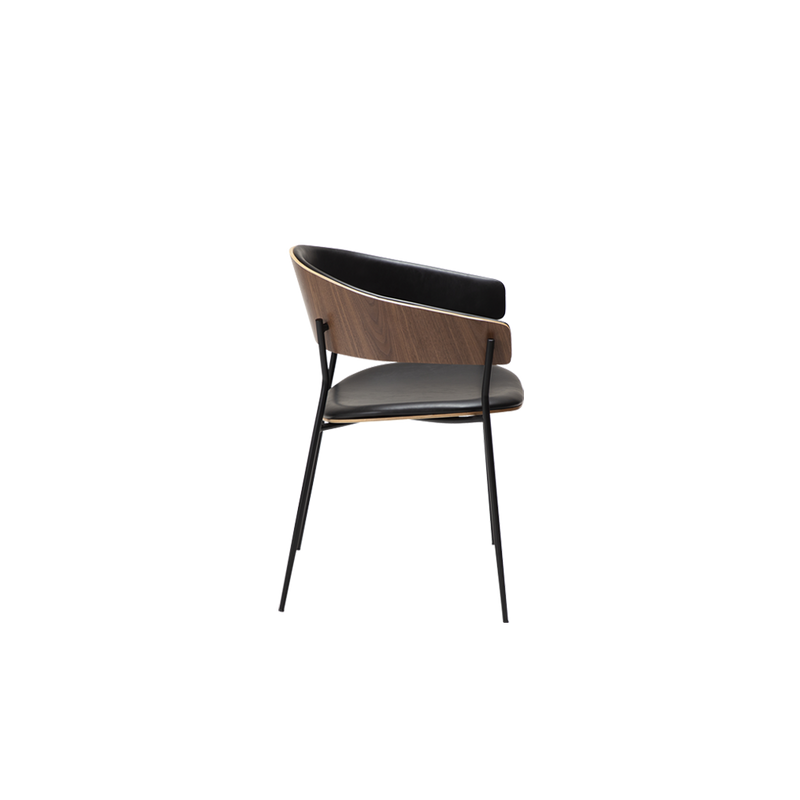 Silla con respaldo de madera y asiento de piel negra, patas metálicas.