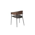 Silla con respaldo de madera y asiento negro de piel, patas metálicas.