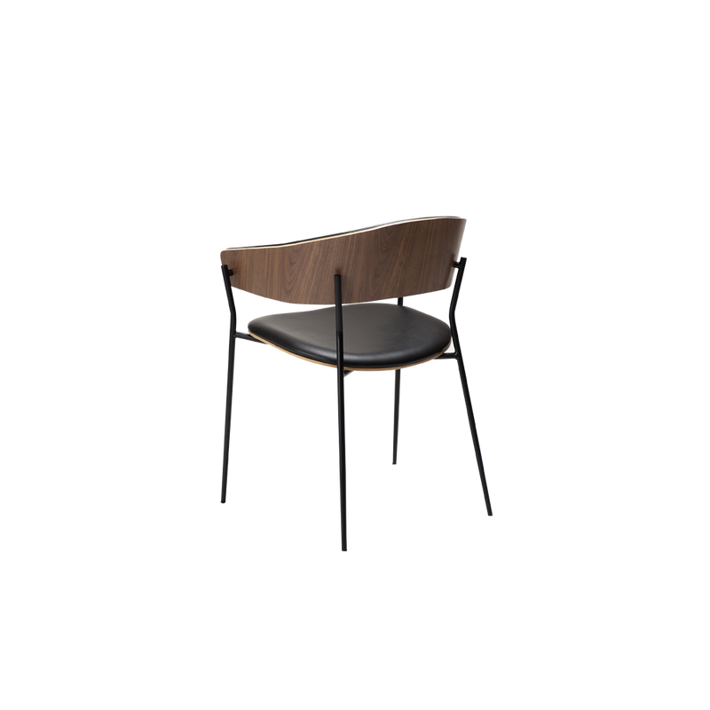 Silla con respaldo de madera y asiento negro de piel, patas metálicas.