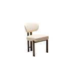 Silla de comedor con asiento y respaldo tapizados en bouclé beige y patas de madera oscura