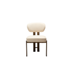 Silla tapizada bouclé beige con respaldo redondeado y patas de madera