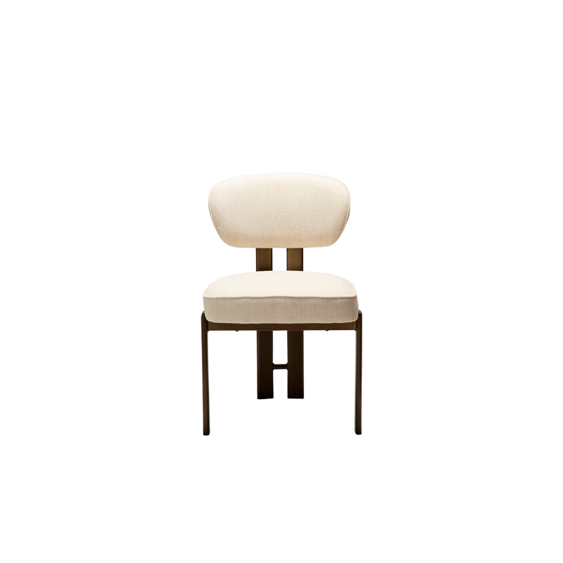 Silla tapizada bouclé beige con respaldo redondeado y patas de madera