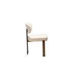 Silla de bouclé beige con respaldo lateral y asiento acolchado, patas de madera oscura