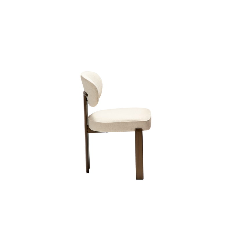Silla de bouclé beige con respaldo lateral y asiento acolchado, patas de madera oscura