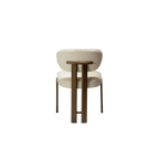 Silla alta tapizada en bouclé beige con respaldo semicircular y patas de madera oscura