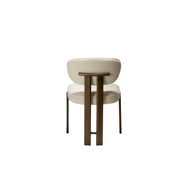 Silla alta tapizada en bouclé beige con respaldo semicircular y patas de madera oscura