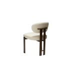 Silla de bouclé beige con respaldo ovalado, asiento acolchado y patas de madera