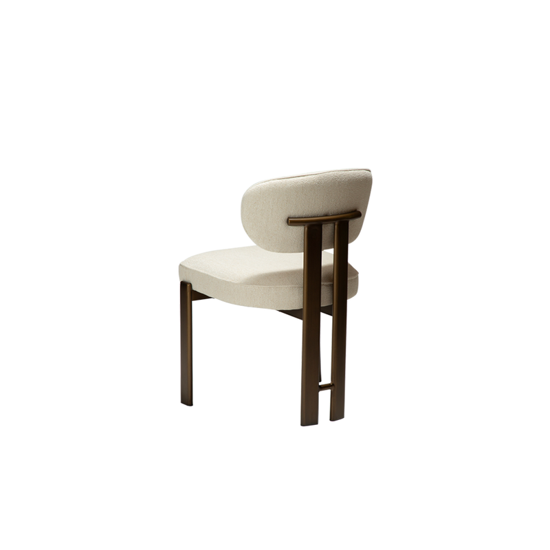 Silla de bouclé beige con respaldo ovalado, asiento acolchado y patas de madera