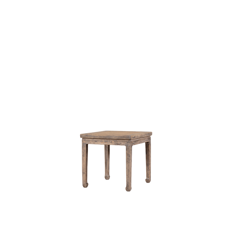 Mesita cuadrada de madera 50x50 con tapa rectangular desgastada y 4 patas.