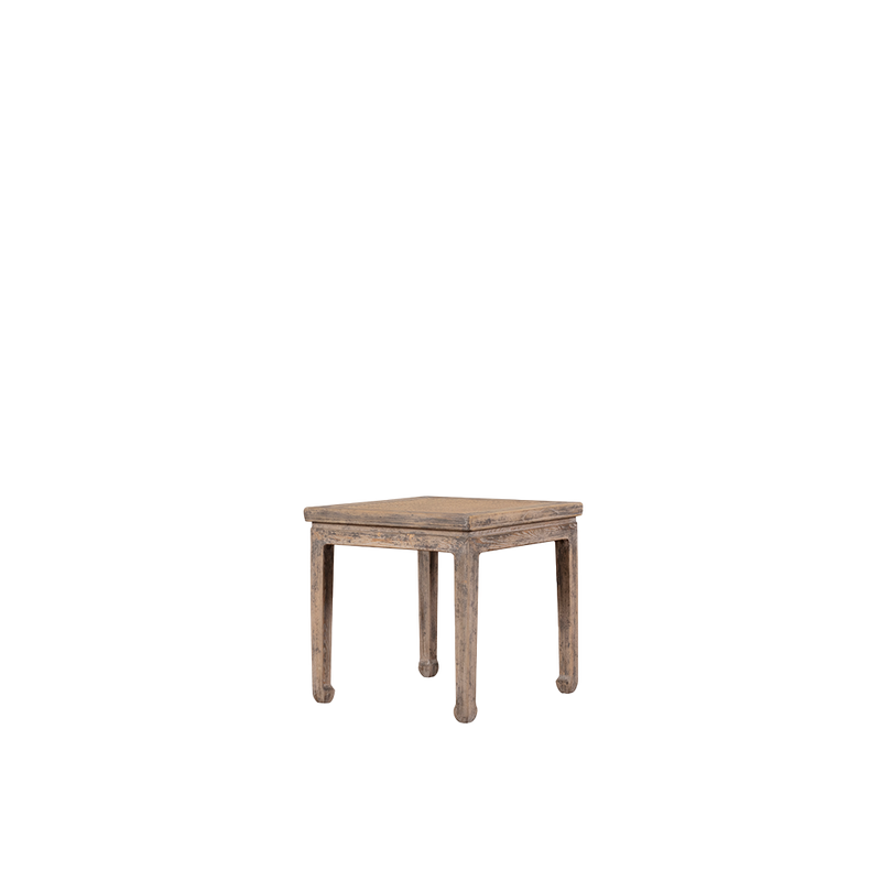 Mesita cuadrada de madera con tapa desgastada y patas curvas de madera.