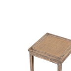 Mesita cuadrada: tapa con textura de ratán y marco de madera envejecida.