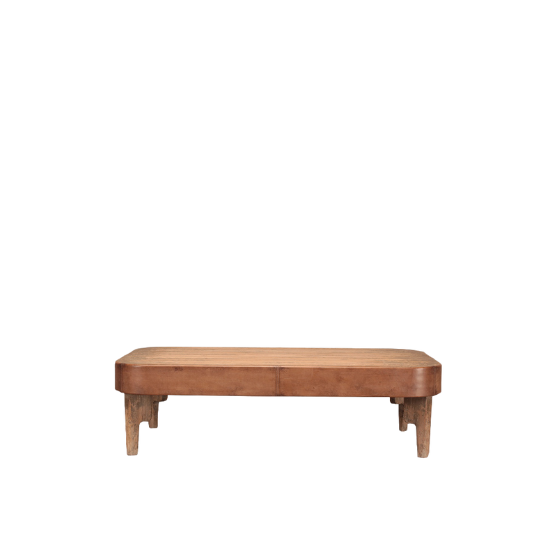 Mesa de centro de madera con bordes redondeados y patas de madera.