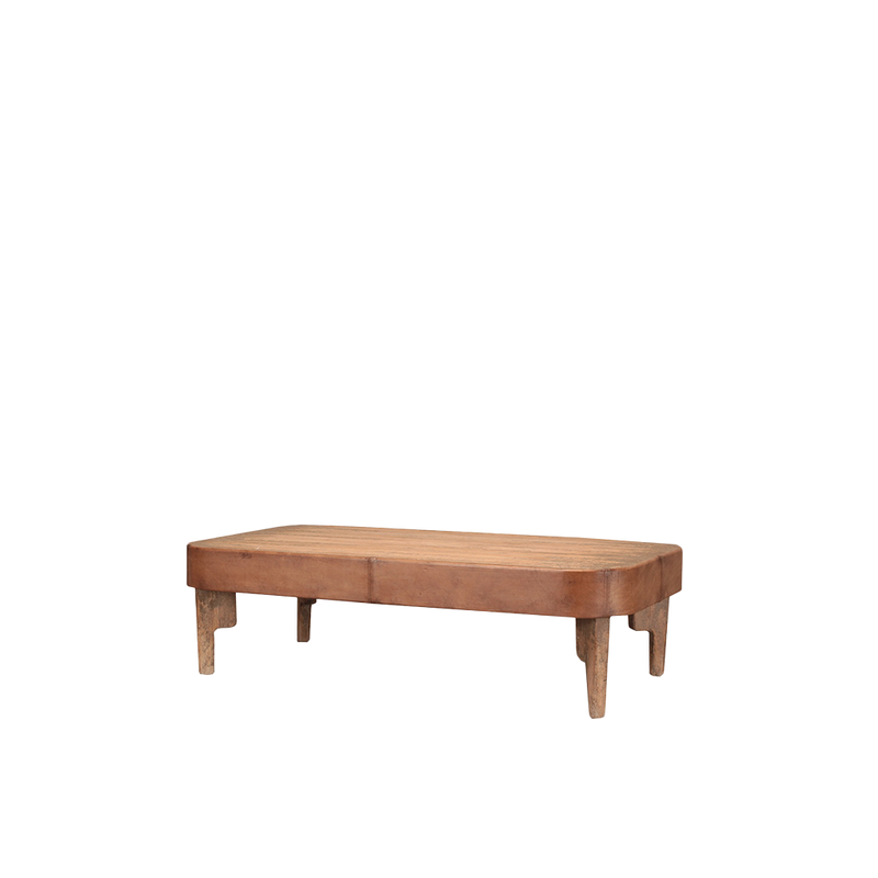 Mesa de centro rectangular de madera, tapa redondeada y cuatro patas torneadas.
