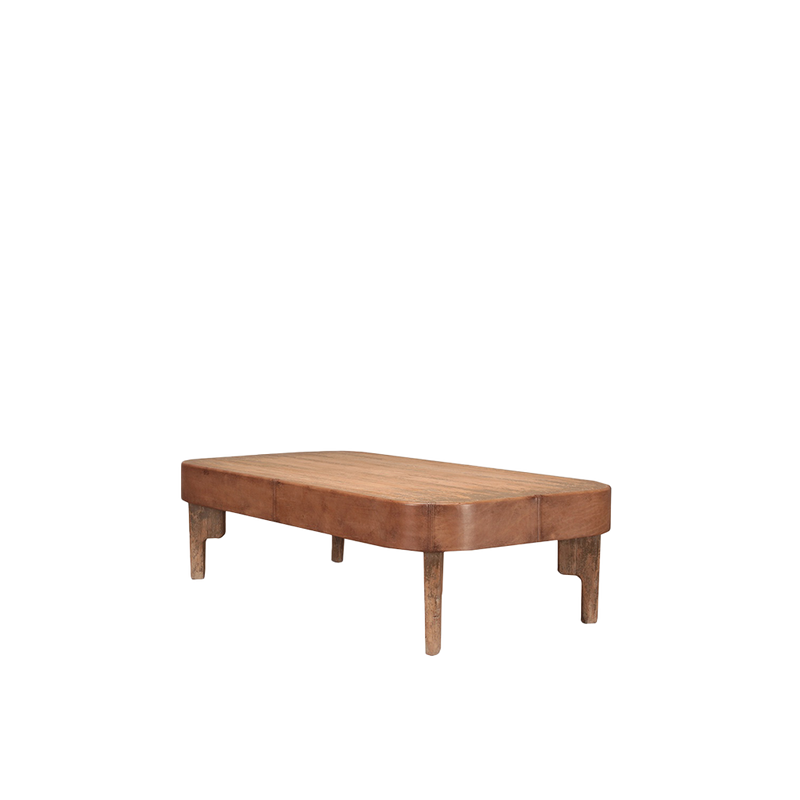 Mesa de centro de madera con esquinas redondeadas y patas bajas de madera.