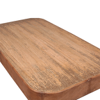 Tapa de mesa de madera con vetas marcadas y borde redondeado.