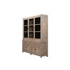 Vitrina Heritage de madera clara con paneles de vidrio y puertas inferiores