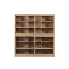 Librería Heritage de madera clara con puertas deslizables de cristal y estantes interiores