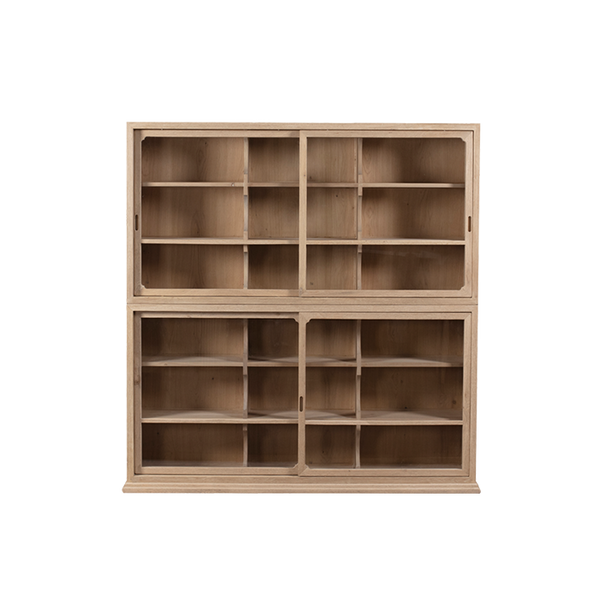 Librería Heritage de madera clara con puertas deslizables de cristal y estantes interiores