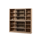 Librería Heritage de madera clara con puertas deslizables de cristal y estantes con objetos