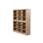 Librería Heritage de madera clara con puertas deslizables de cristal y estantes, vista lateral