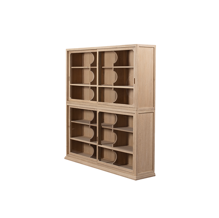Librería Heritage de madera clara con puertas deslizables de cristal y estantes, vista lateral