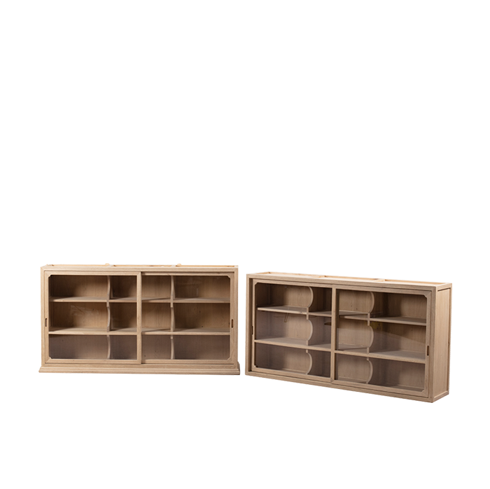 Librería Heritage de madera clara con puertas deslizables de cristal, vista abierta y cerrada
