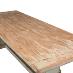 Tablero de mesa de madera con vetas visibles y acabado desgastado