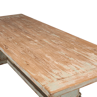 Tablero de mesa de madera con vetas visibles y acabado desgastado
