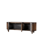 Buffet de madera con dos puertas abiertas y estantes interiores